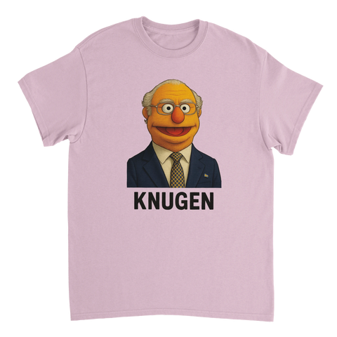Muppknugen-tryck med gubbe i kostym, slips och svensk flagga, text "KNUGEN", på ljusrosa t-shirt.