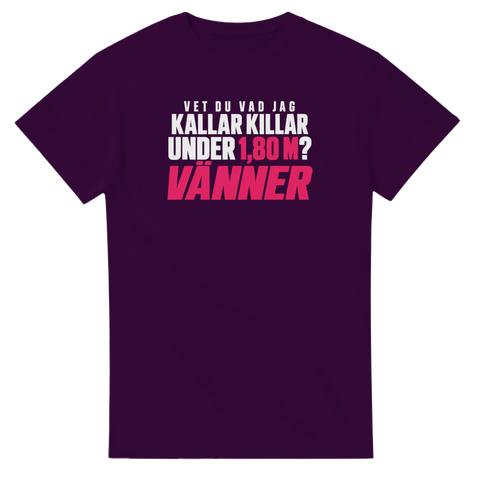 T-shirt med vit och rosa text: Vet du vad jag kallar killar under 1,80 m? Vänner