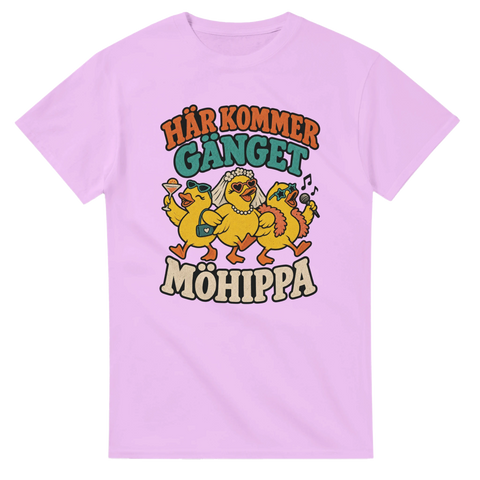 T-shirt with three partying chickens and the Swedish text “Här kommer gänget – Möhippa”