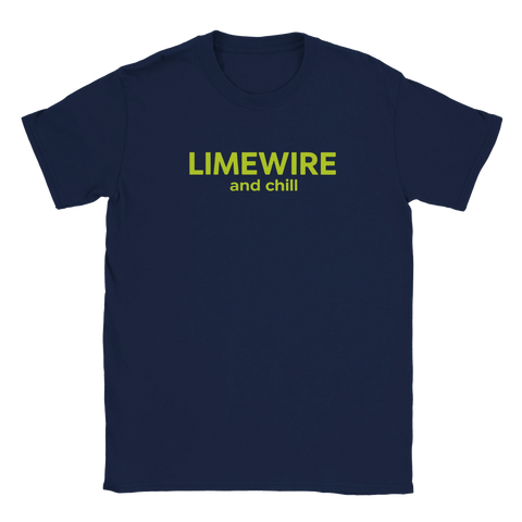 Mörkblå t-shirt med ironisk textdesign inspirerad av fildelning
