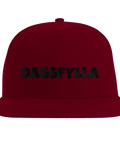 DAGSFYLLA" text i svart brodyr på vinröd snapback-keps.