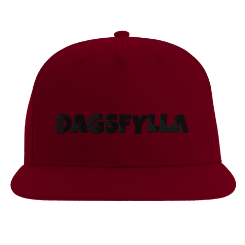 DAGSFYLLA" text i svart brodyr på vinröd snapback-keps.