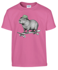 Rosa barn-t-shirt med en kapybara i grön mössa på skateboard.