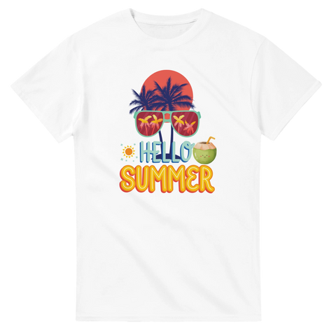 Minimalistisk sommar-design med solglasögon och palmer på en vit t-shirt