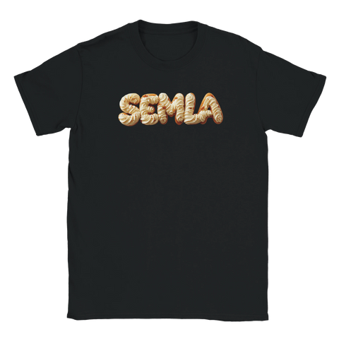 Semla-text i 3D-stil med grädde och mandelmassa på svart t-shirt.