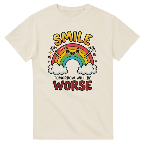 Beige t-shirt med kawaii-regnbåge och mörk humoristisk text om pessimism