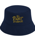 It's Beer o'clock" guldtext på marinblå bucket hat.