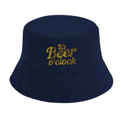 It's Beer o'clock" guldtext på marinblå bucket hat.