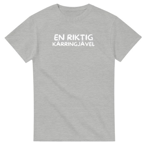 En riktig kärringjävel" text i vitt, bubbligt typsnitt på grå t-shirt.