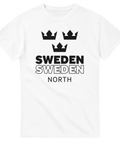 Grafiskt motiv med Tre Kronor och texten Sweden North på vit t-shirt