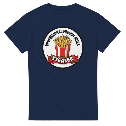 Marinblå t-shirt med grafiskt tryck och skämtsam text om pommes frites