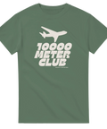 Grön t-shirt med vitt tryck av ett flygplan och texten 10000 Meter Club