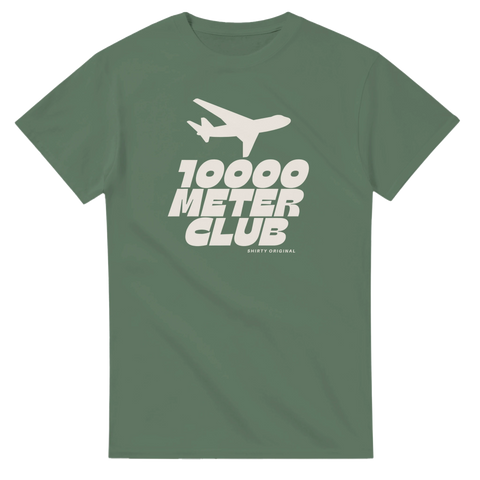 Grön t-shirt med vitt tryck av ett flygplan och texten 10000 Meter Club