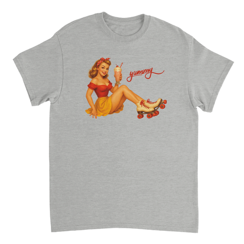 Grafiskt tryck av pinup-brud med rött hårband på grå t-shirt
