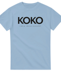 Ljusblå t-shirt med statement-design och medvetet nedtonad undertext
