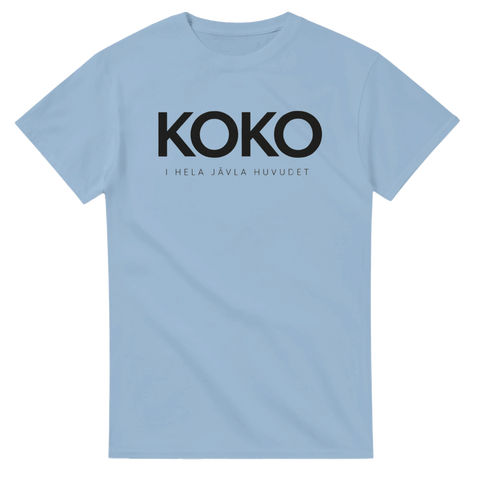 Ljusblå t-shirt med statement-design och medvetet nedtonad undertext