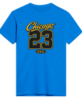 Chicago 23 U.S.A. texttryck i guld och svart på en blå t-shirt, sportig college-stil.