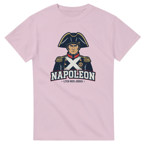 Napoleon-tryck med karikatyr av kejsaren och texten "Liten men jobbig" på ljusrosa t-shirt.