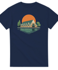 Retroinspirerat motiv av Göteborgs fiskekyrka tryckt på en marinblå t-shirt
