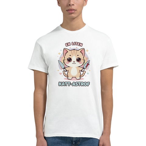 Kawaii-katt med knivar, blod och text "EN LITEN KATT-ASTROF" på vit t-shirt.