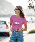 MILF text i rosa och vitt på en cerise dam t-shirt.