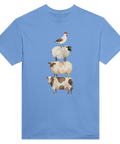 Bondgårdsdjur i akvarellstil: tupp, får och ko staplade på ljusblå t-shirt.