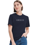 Kvinna i en marinblå t-shirt med vit Grisch-typografi i stilren design