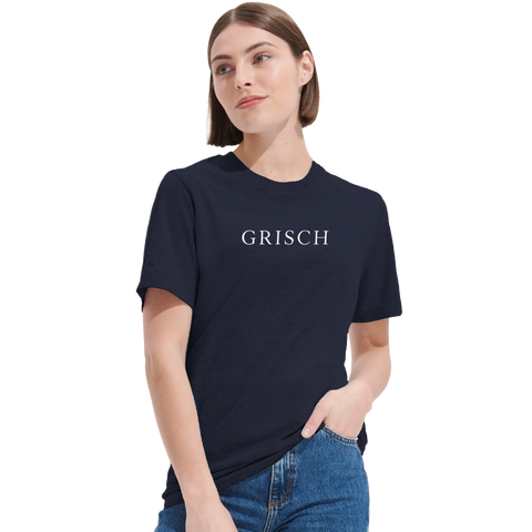 Kvinna i en marinblå t-shirt med vit Grisch-typografi i stilren design