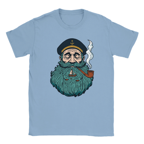 Illustration av sjökapten med skägg som formar ett hav på ljusblå t-shirt