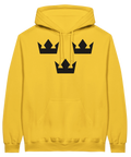 Grafisk illustration av tre svarta kronor på en gul fleecehoodie