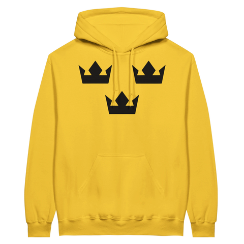 Grafisk illustration av tre svarta kronor på en gul fleecehoodie