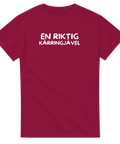 Satirisk text "EN RIKTIG KÄRRINGJÄVEL" i vitt på vinröd t-shirt.