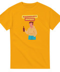 Gul t-shirt med en tecknad bild på en glad man som håller i en vinflaska. Texten "Alkoholist? Javisst!" står ovanför.