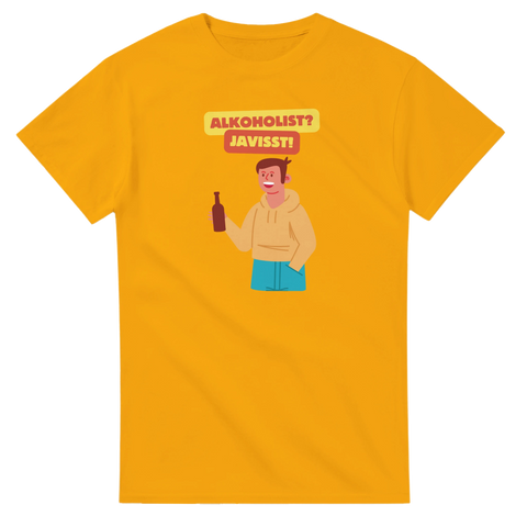 Gul t-shirt med en tecknad bild på en glad man som håller i en vinflaska. Texten "Alkoholist? Javisst!" står ovanför.