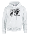 Satirisk textdesign Not in the Epstein Files på vit hoodie