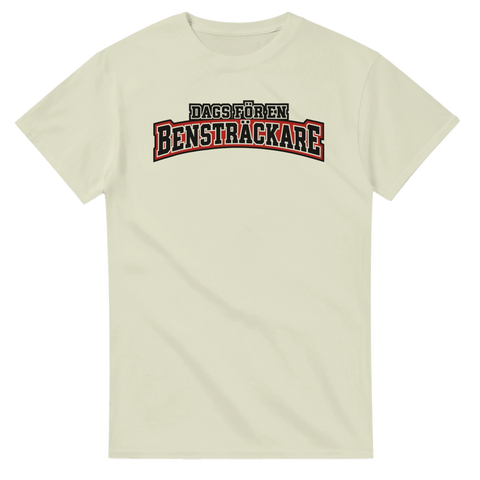 Naturvit t-shirt med texten Dags för en bensträckare i collegebokstäver.
