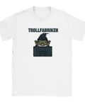 Tecknat argt troll med spretigt hår bakom datorskärm, text "TROLLFABRIKEN", på vit t-shirt.