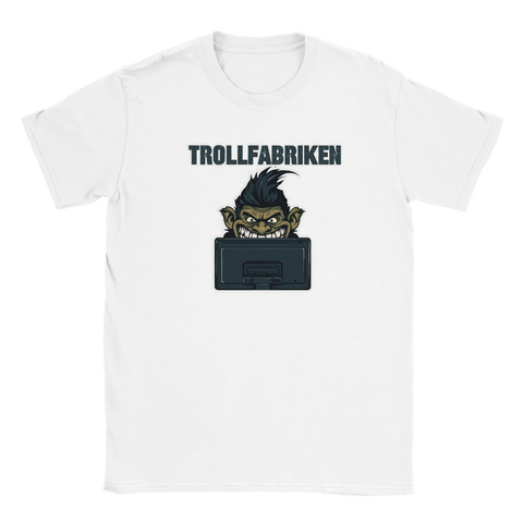 Tecknat argt troll med spretigt hår bakom datorskärm, text "TROLLFABRIKEN", på vit t-shirt.