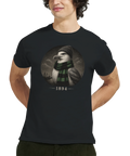 Man bär t-shirt med måsmotiv i klassisk supporterstil och årtalet 1894