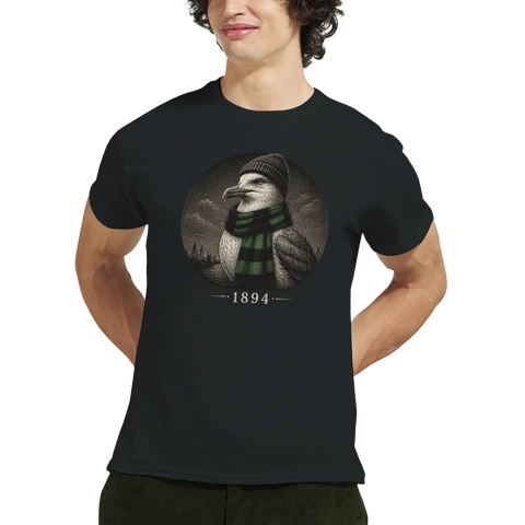 Man bär t-shirt med måsmotiv i klassisk supporterstil och årtalet 1894