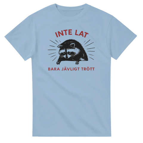 Ljusblå t-shirt med texten Inte lat bara jävligt trött