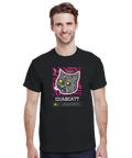 Man bär svart t-shirt med ett virvlande lila och svart kattmotiv