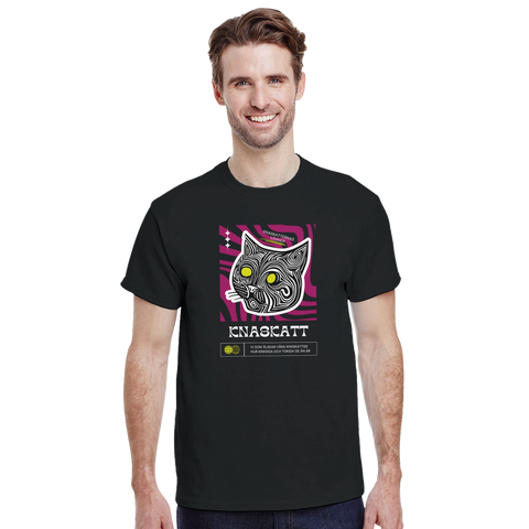 Man bär svart t-shirt med ett virvlande lila och svart kattmotiv
