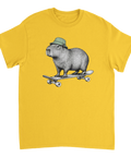 Gul t-shirt med en kapybara i grön mössa på skateboard.