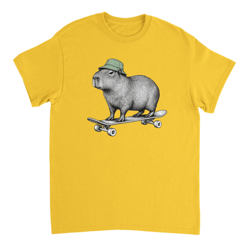 Gul t-shirt med en kapybara i grön mössa på skateboard.