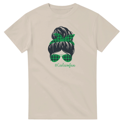 Messy bun motiv med gröna rutiga detaljer och text – sandfärgad t-shirt