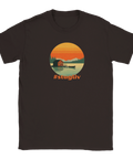 Klassisk nostalgitripp med stugmotiv i solnedgång på mörkbrun t-shirt