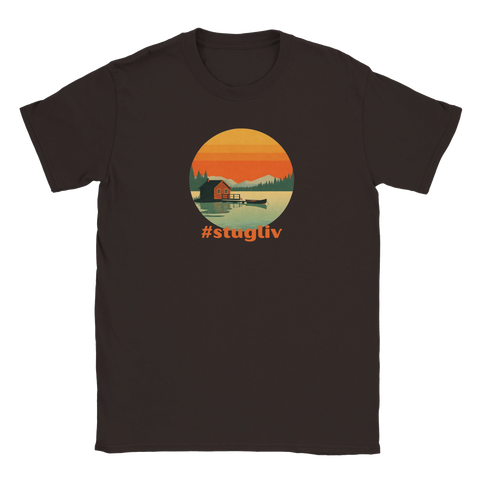 Klassisk nostalgitripp med stugmotiv i solnedgång på mörkbrun t-shirt