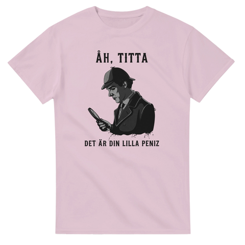 Grafiskt tryck med Sherlock-tema och humoristiskt citat på rosa t-shirt