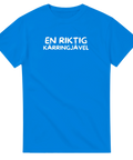 Vit text "EN RIKTIG KÄRRINGJÄVEL" på blå t-shirt.
